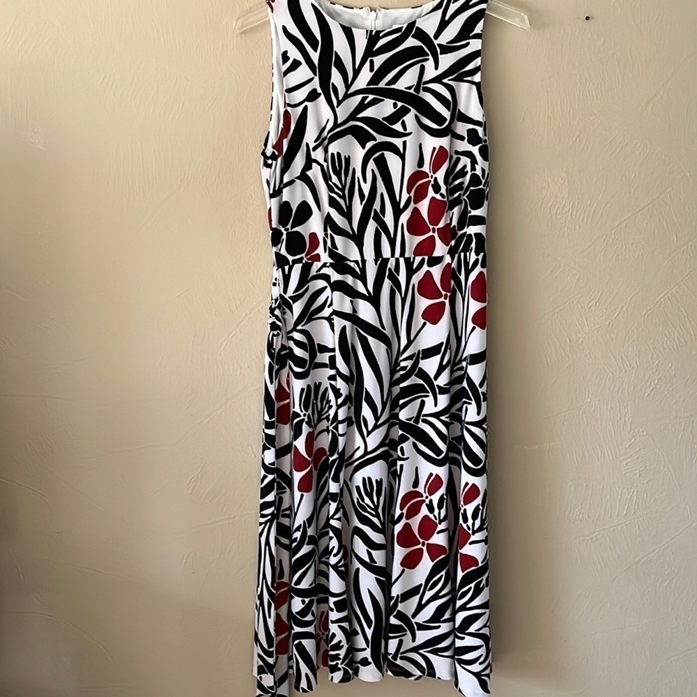 Jones Studio Sleeveless Dress sz M white black/red design with tie at waist